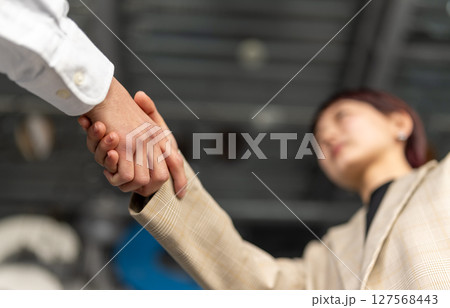 握手のビジネスシーン 握手のビジネスシーン 127568443