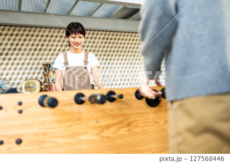 卓上サッカーゲームのある部屋にいる女性 127568446