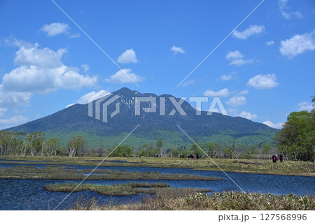 尾瀬の湿原と燧ケ岳 群馬 尾瀬の湿原と燧ケ岳 群馬 127568996