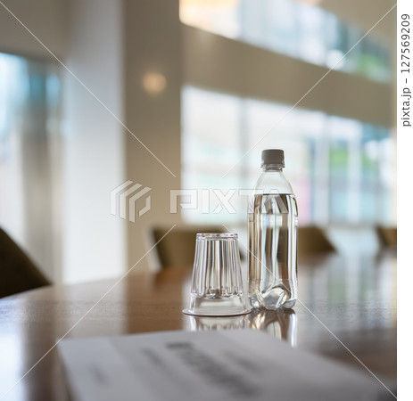 高級感のある会議室 127569209