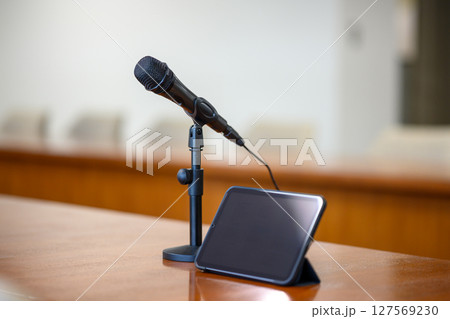 会議室のマイク 127569230