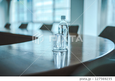 高級感のある会議室 127569235