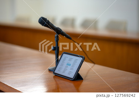 会議室のマイク 127569242