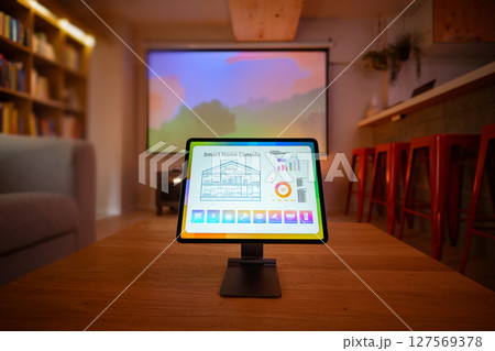 部屋でのワンシーン 127569378