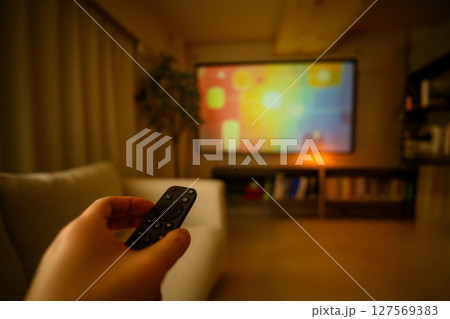 部屋でのワンシーン 127569383