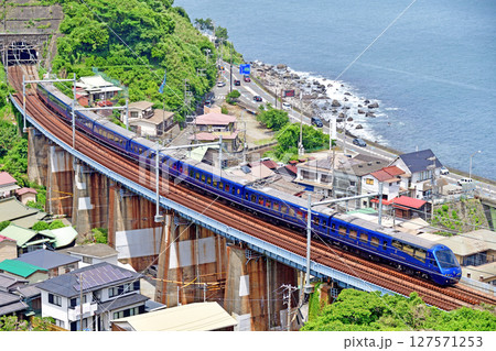 東海道本線　早川－根府川　伊豆急行　2100系　R-5編成　ロイヤルエクスプレス 127571253