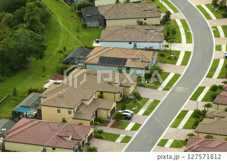 Aerial view of tightly packed homes in Florida closed living clubs. Family houses as example of real estate development in american suburbs 127571812