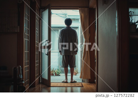 玄関に立つ引きこもりの男性（自立・孤独・社会復帰） 127572282