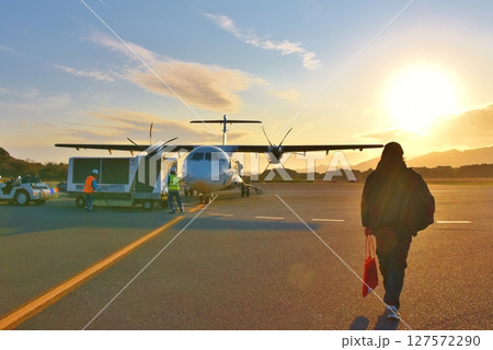 夕陽を浴びるプロペラ機 長崎 夕陽を浴びるプロペラ機 長崎 127572290