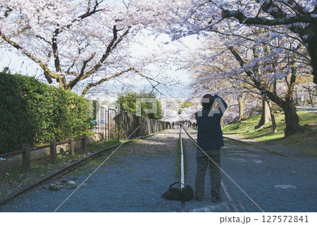 [蹴上インクライン]美しい桜の写真を撮る人 127572841