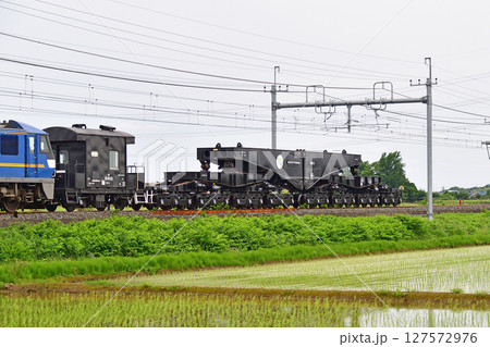 東北本線　東鷲宮－栗橋　JR貨物　EF210-364（新鶴見）＋ヨ8402＋シキ611B1 127572976