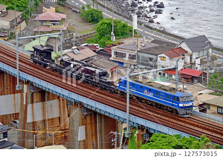 東海道本線　早川－根府川　JR貨物　EF210-134（新鶴見）+シキ801B2＋ヨ8629 127573015