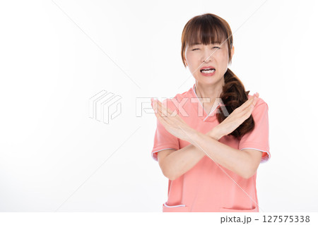 NGポーズをする看護スタッフのミドル女性 127575338