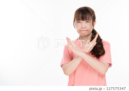 NGポーズをする看護スタッフのミドル女性 NGポーズをする看護スタッフのミドル女性 127575347