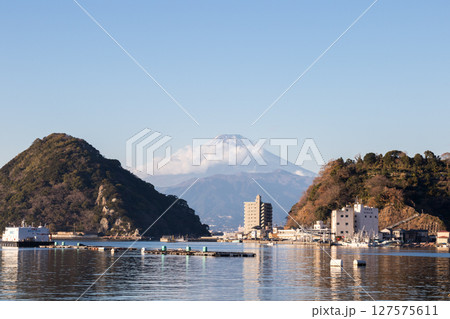 【沼津】夕刻の淡島と富士山 127575611