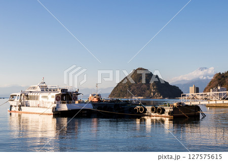 【沼津】夕刻の淡島と富士山 127575615