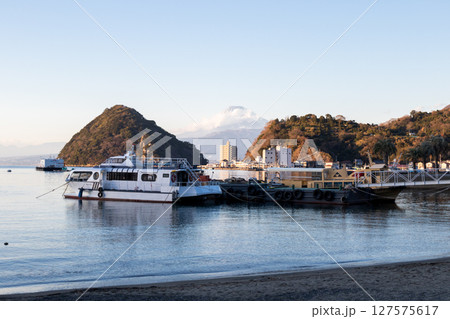 【沼津】夕刻の淡島と富士山 127575617