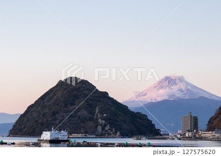 【沼津】夕刻の淡島と富士山 127575620