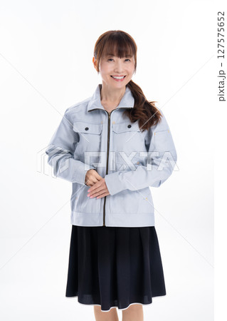 作業着の女性スタッフ 127575652