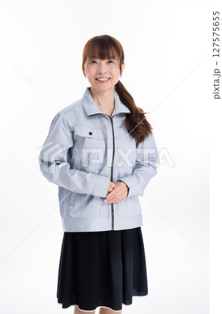 作業着の女性スタッフ 作業着の女性スタッフ 127575655