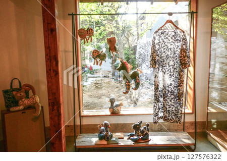 お店のオブジェ 手作りの動物の縫いぐるみとワンピース お店のオブジェ 手作りの動物の縫いぐるみとワンピース 127576322