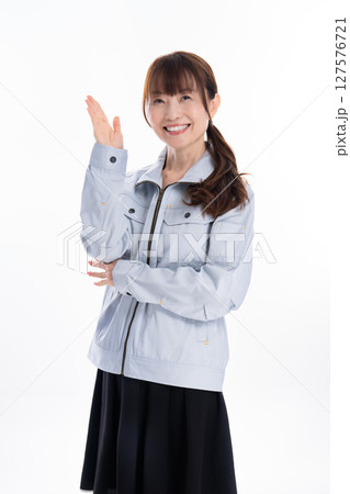 作業着の女性スタッフ 127576721