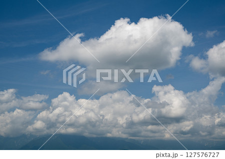 青空と夏の白い雲 127576727