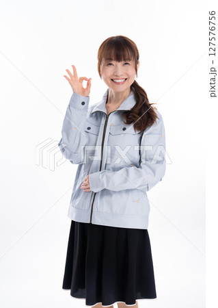 OKをする作業着の女性スタッフ 127576756