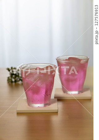 冷たいピンク色の飲み物 127576913
