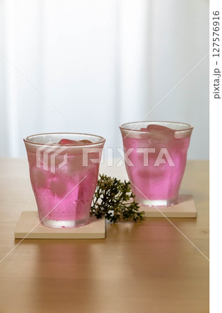 冷たいピンク色の飲み物 127576916
