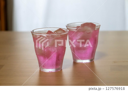 冷たいピンク色の飲み物 127576918