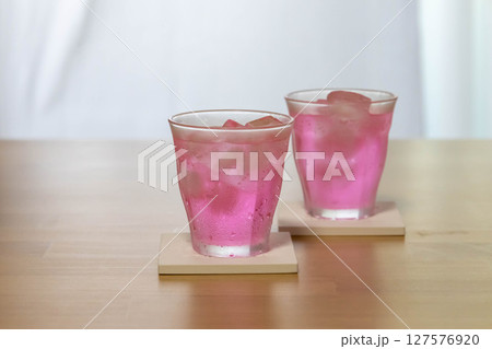 冷たいピンク色の飲み物 127576920