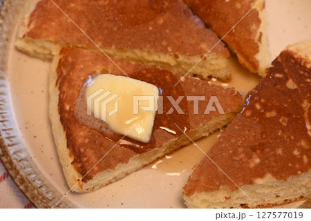 バターとメイプルシロップがかかった美味しいホットケーキ バターとメイプルシロップがかかった美味しいホットケーキ 127577019