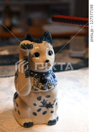 すました表情の可愛い金運を招く招き猫の置物 127577198
