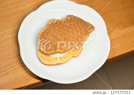 クリームが入った鯛の形をしたお菓子 クリームが入った鯛の形をしたお菓子 127577251