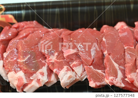 新鮮なラム肉の肩ロース 新鮮なラム肉の肩ロース 127577348