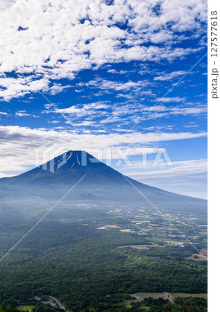 快晴の空と初夏の富士山の絶景（竜ヶ岳展望） 127577618