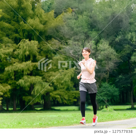 ジョギングをする女性 127577838