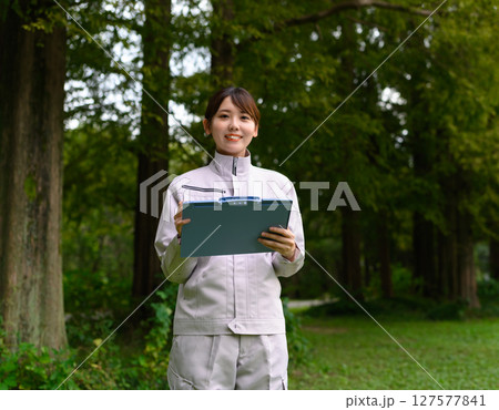 保守管理する作業着の女性 127577841