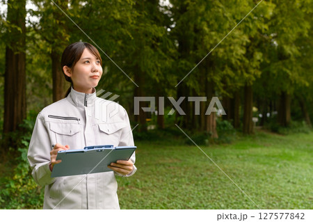 保守管理する作業着の女性 127577842