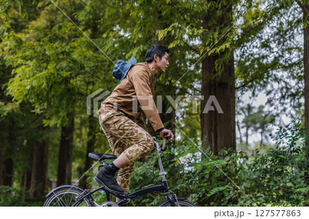 自転車に乗った男性 127577863