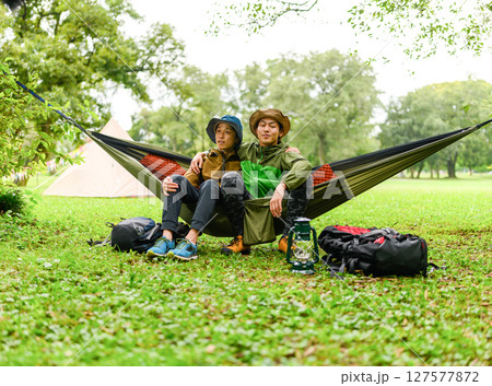 トレッキング中の男性 127577872