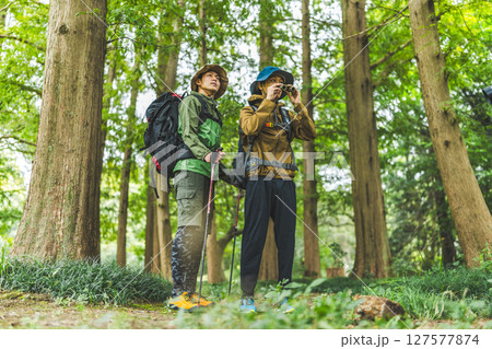 トレッキング中の男性 トレッキング中の男性 127577874
