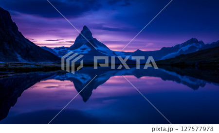 アルプスの山が夕暮れに澄んだ湖に映る、幻想的な光のグラデーション 127577978