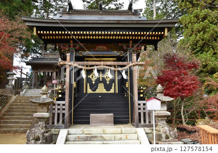 秋の御嶽山の常盤堅磐社　東京 127578154