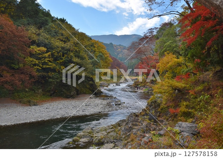 紅葉シーズンの御岳渓谷 東京 紅葉シーズンの御岳渓谷 東京 127578158
