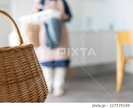 洗濯物と女性のライフスタイル 127578189