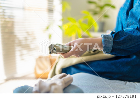 女性の自宅でのスローライフ 127578191