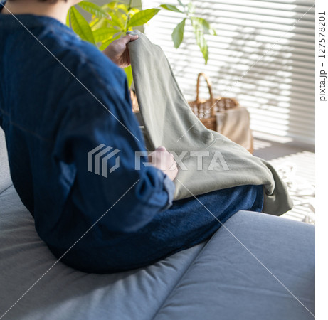 家事をする女性 家事をする女性 127578201