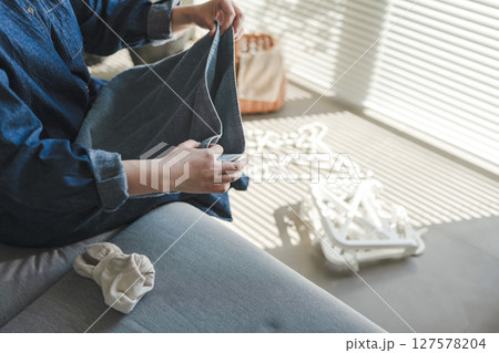 女性の自宅でのスローライフ 127578204